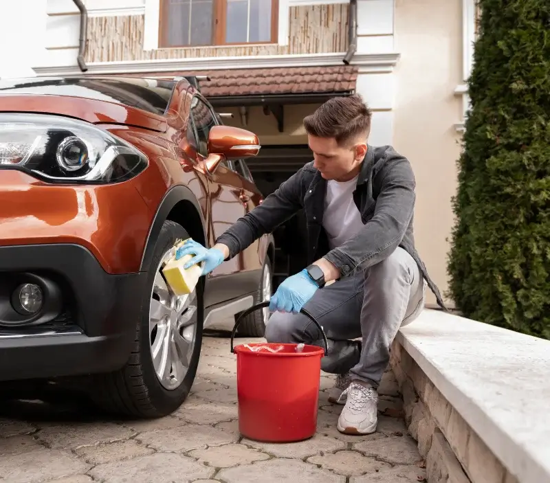 Lavage auto à domicile Val-de-Mercy : professionnel intervenant sur un véhicule